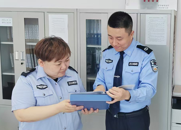 頭題圖,，沈河區(qū)司法局北站司法所工作人員落實安置幫教對象一人一檔工作。本報記者孟浩 攝