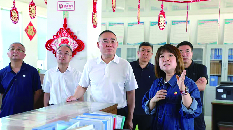 頭題圖,，葫蘆島市副市長,、市公安局黨委書記,、局長劉耀南（中）走訪企業(yè)