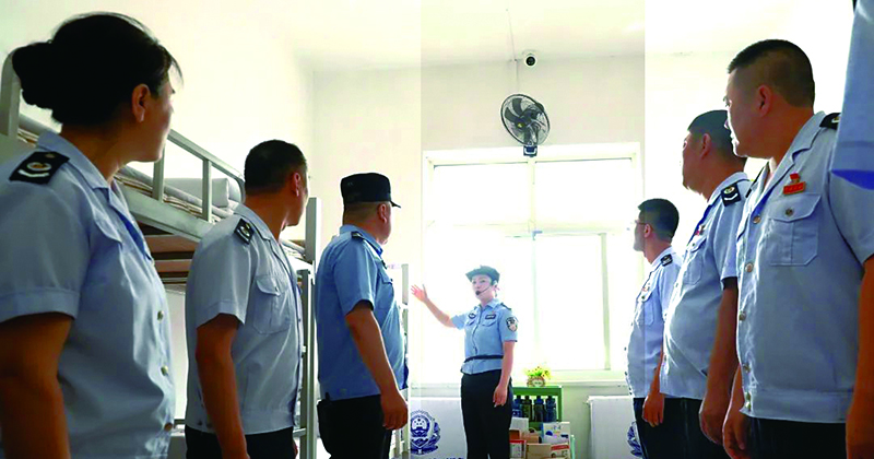二題圖,，稅務干部實地參觀罪犯監(jiān)舍,。